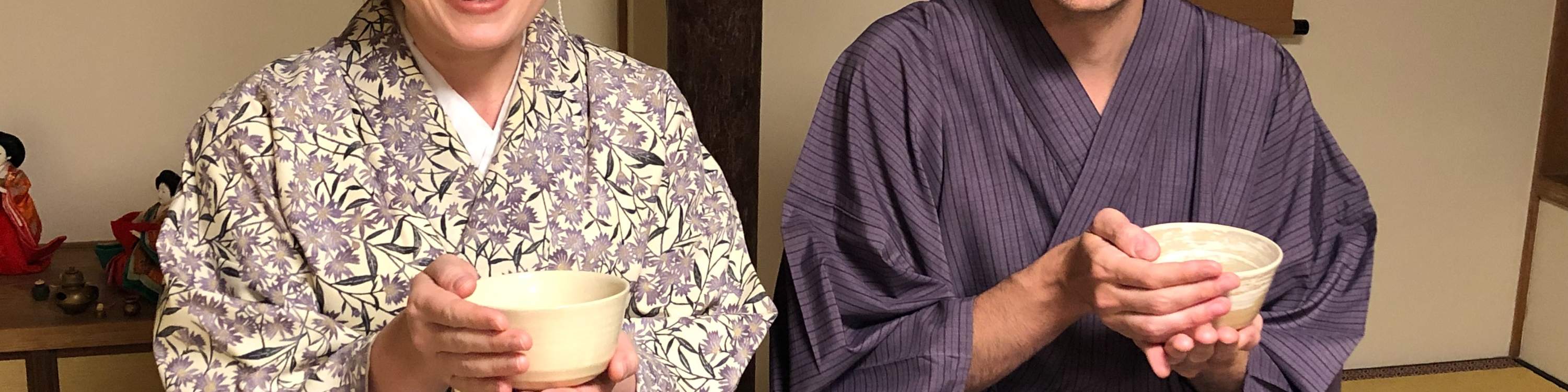 Authentische Teezeremonie und Omamori-Amulett-Herstellung im Kimono