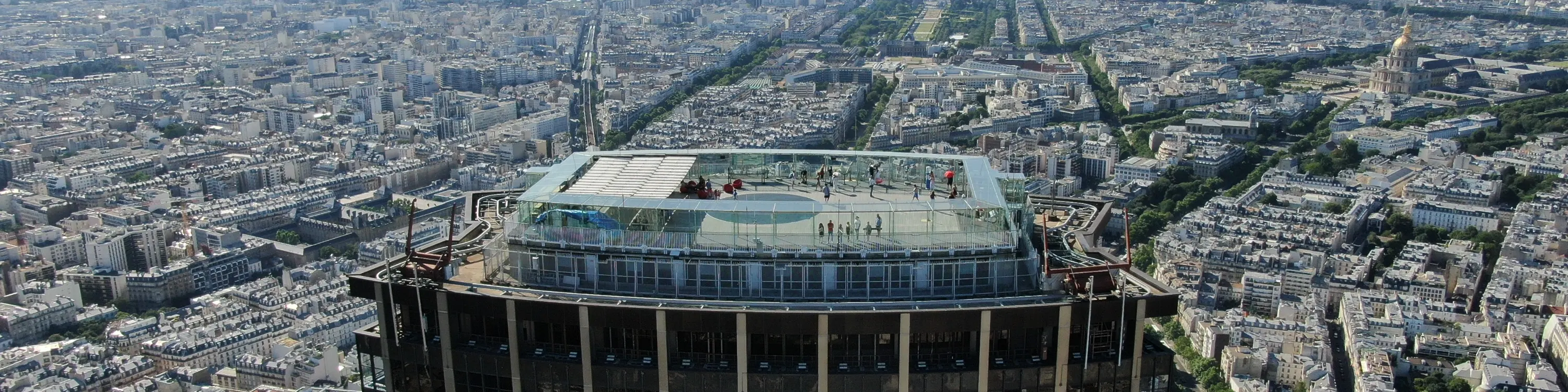 蒙帕纳斯大楼 (Montparnasse tower) 的无人机景观