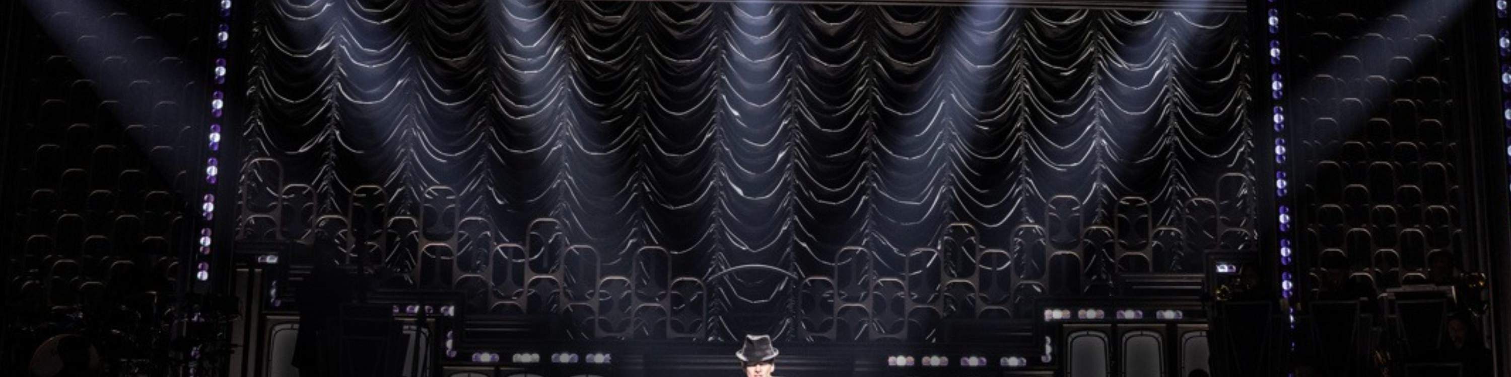 Groff ถ่ายทอดพลังบนเวทีอันน่าตื่นเต้นของ Darin ได้อย่างเต็มที่ พร้อมด้วยจังหวะอันเร้าใจจากวงบิ๊กแบนด์สด