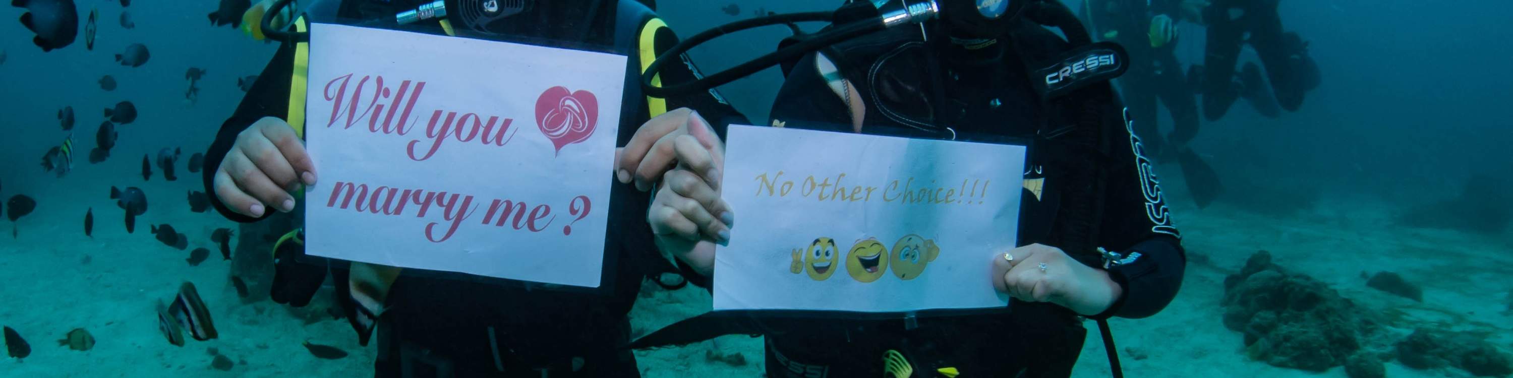 seorang lelaki memegang papan tanda 