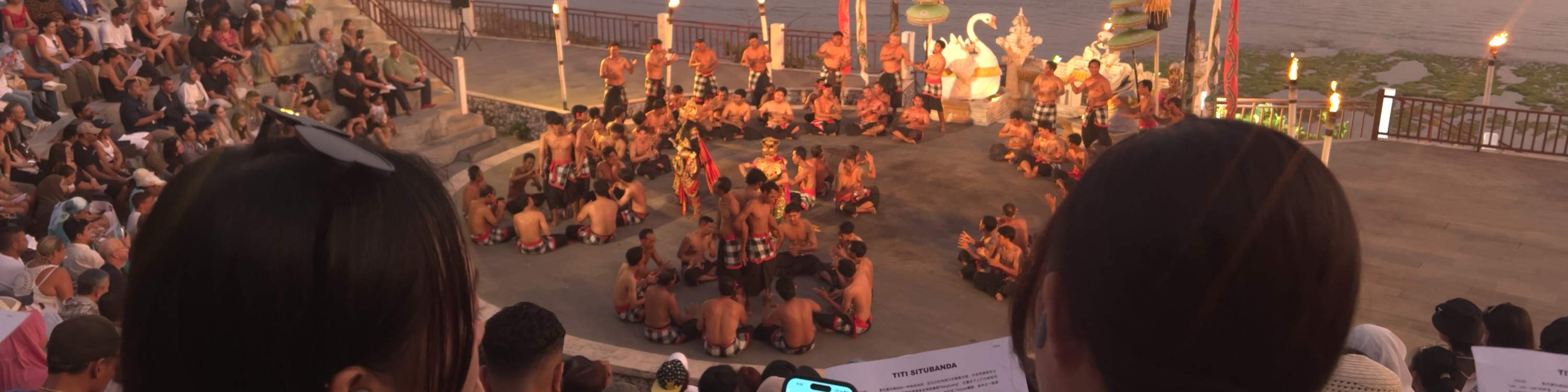 [Solo en la ubicación de la Playa Melasti] Si compra la audioguía, puede escuchar la historia en inglés/japonés. No olvide traer auriculares, ya que escuchará a través de ellos.