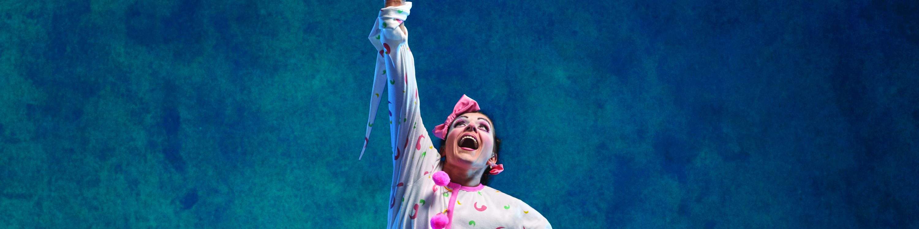 與 Bab 一起飛向天空，她將帶你進入 Mystere 的創意思維