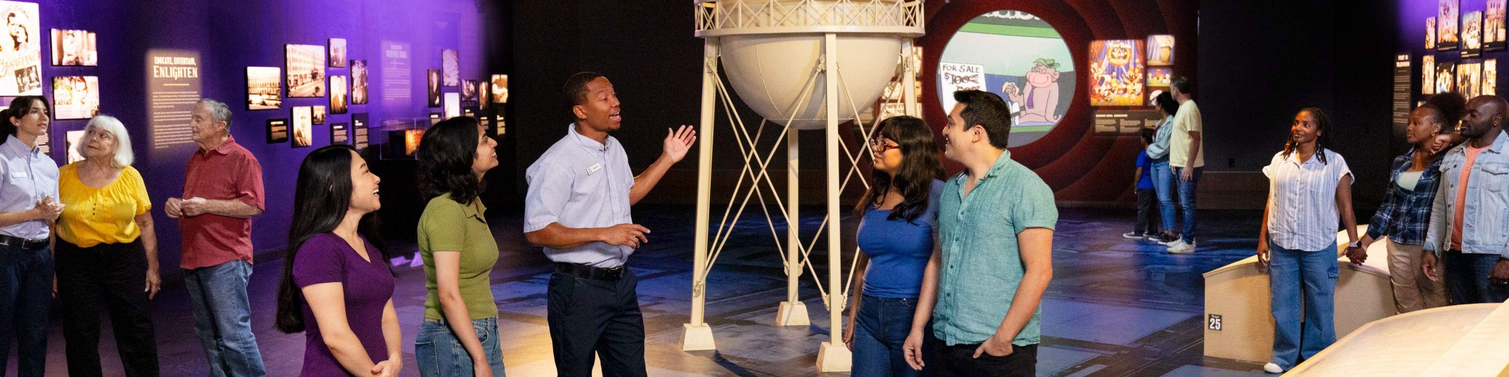 漫步於標誌性的攝影棚，參觀《老友記》精品店、《美少女的謊言》和《吉爾莫女孩》的拍攝場景