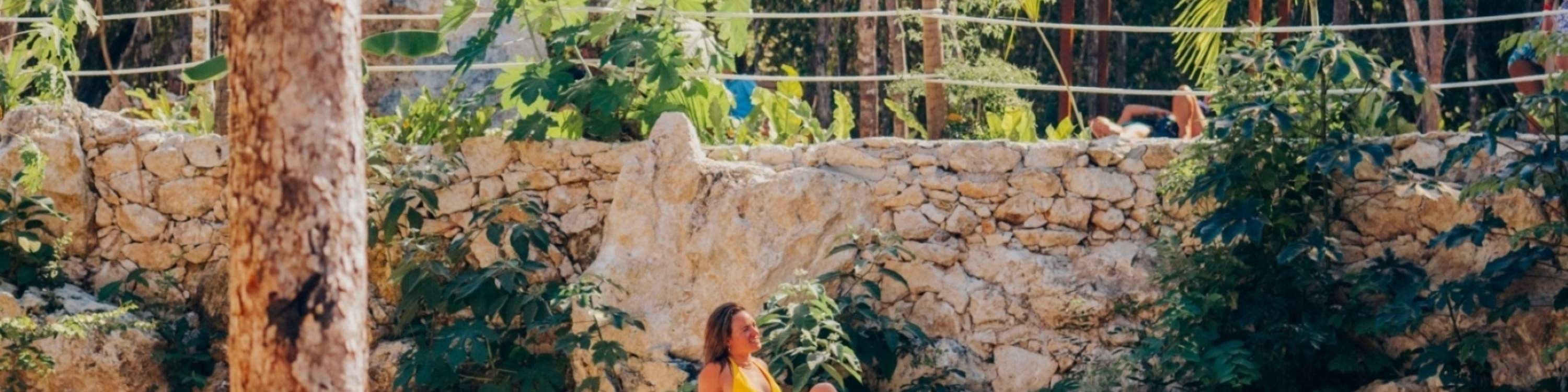 울창한 정글과 석회암 지형으로 둘러싸인 투명한 바닷물에서 수영을 즐겨보세요.