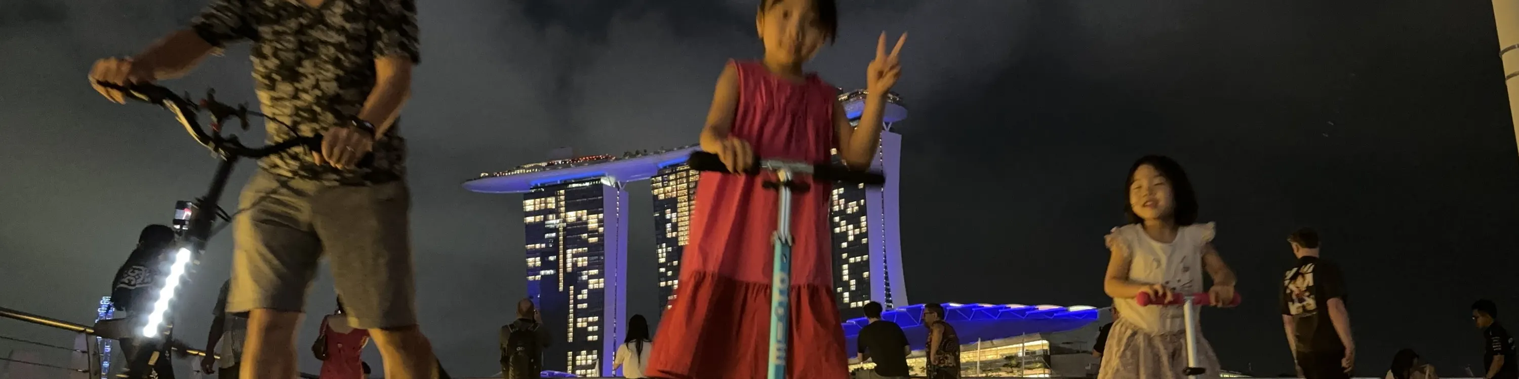 踏板车前部或车轮上的 LED 有助于夜间可视性