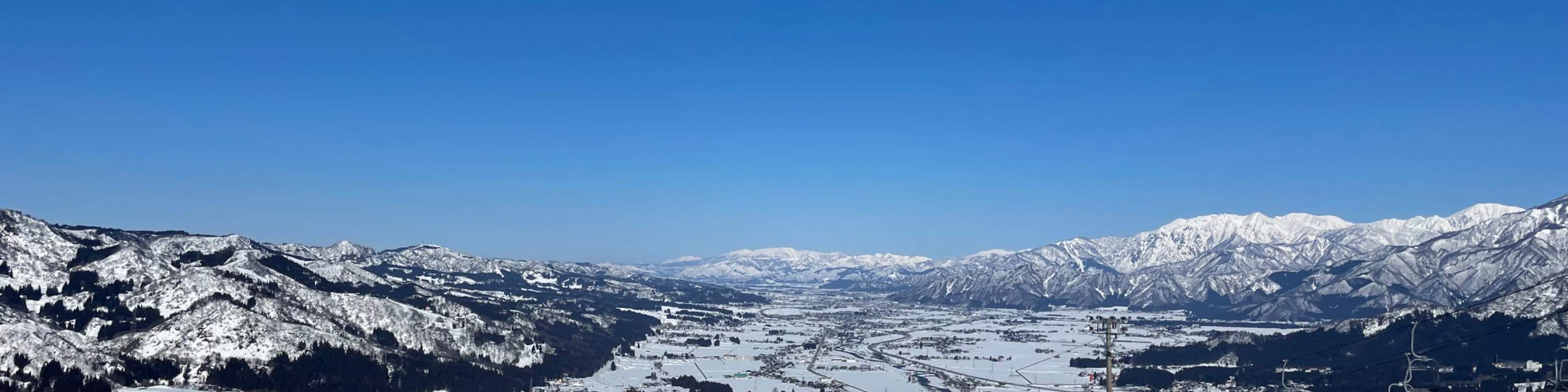Bentuk muka bumi yang kaya dengan pelbagai resort ski membolehkan anda menikmati keseronokan bermain ski sambil menghadap pemandangan pergunungan yang menakjubkan.
