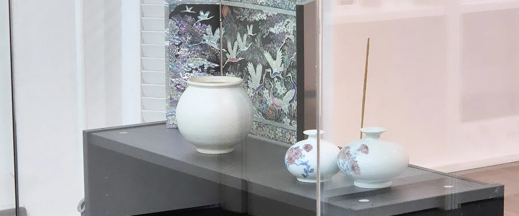 就像韩国大师用发光贝壳碎片制作的 Najeon Chilgi 一样，我们以艺术和灵魂的方式展现您隐藏的光芒。