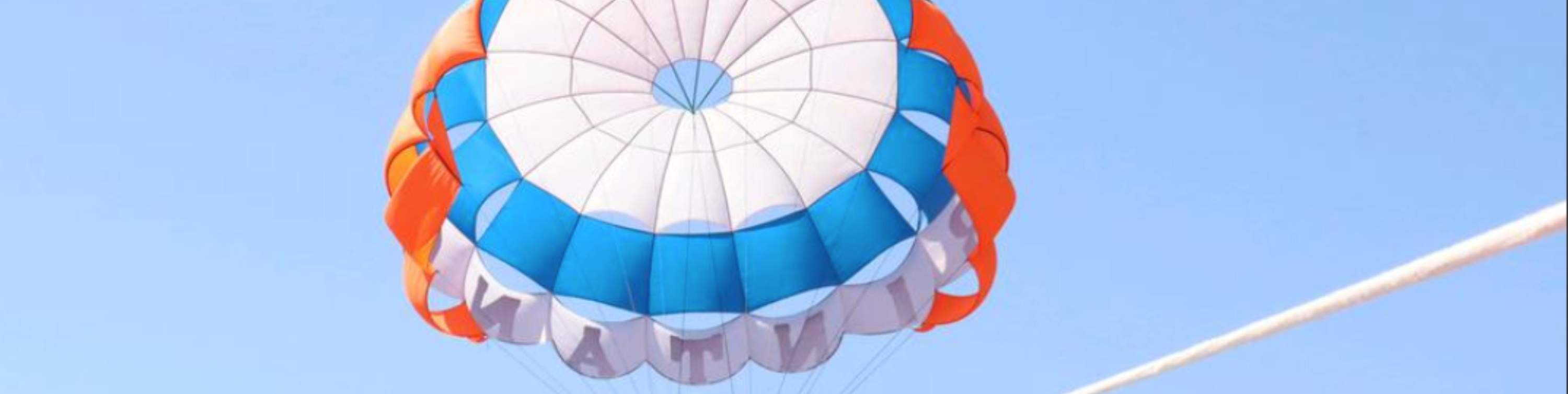 파라세일링을 타고 하늘 높이 날아올라 시원한 바람을 만끽하세요!