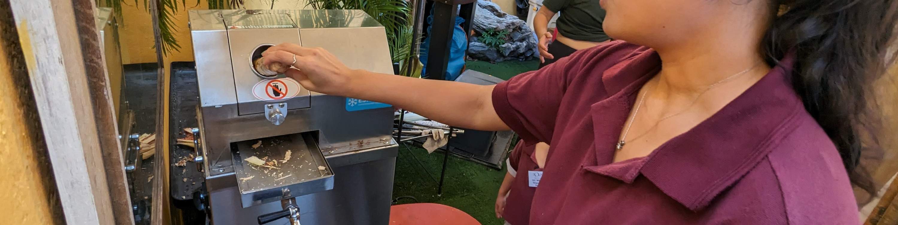 ザ・サンドナーでサラダ＆サトウキビ作りワークショップ