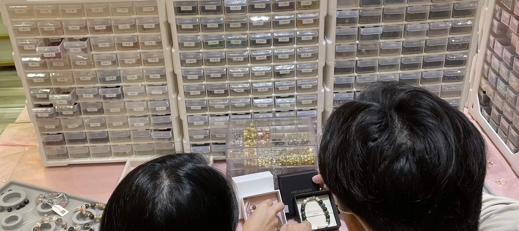 Jelajahi lebih dari 2.000 jenis permata berbeda dalam berbagai ukuran