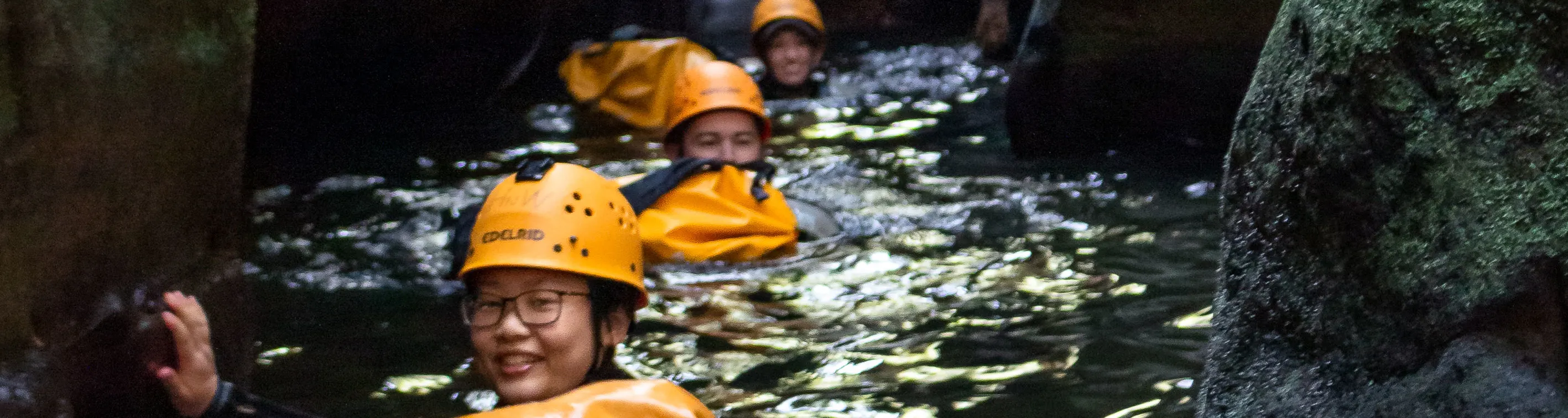 漂浮穿过蓝山天然游泳洞