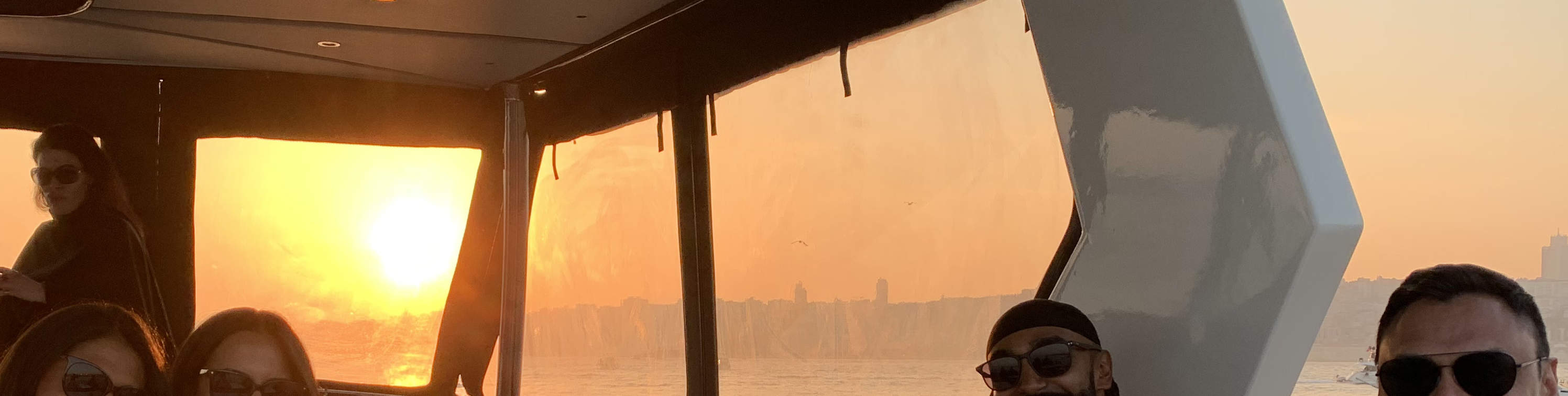 Crucero en yate al atardecer: vino, música, aperitivos y datos curiosos