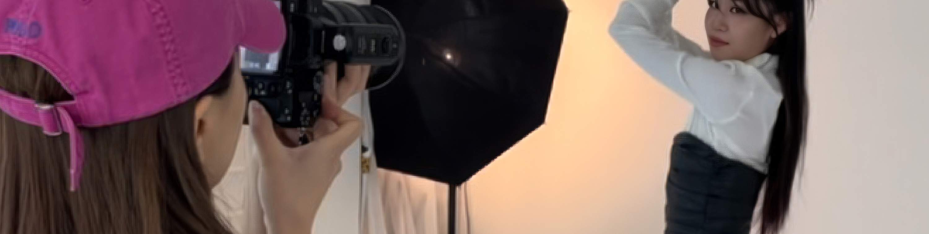 プロのフォトグラファーによる撮影：スタジオでプロのフォトグラファーと一緒に撮影を進めます。