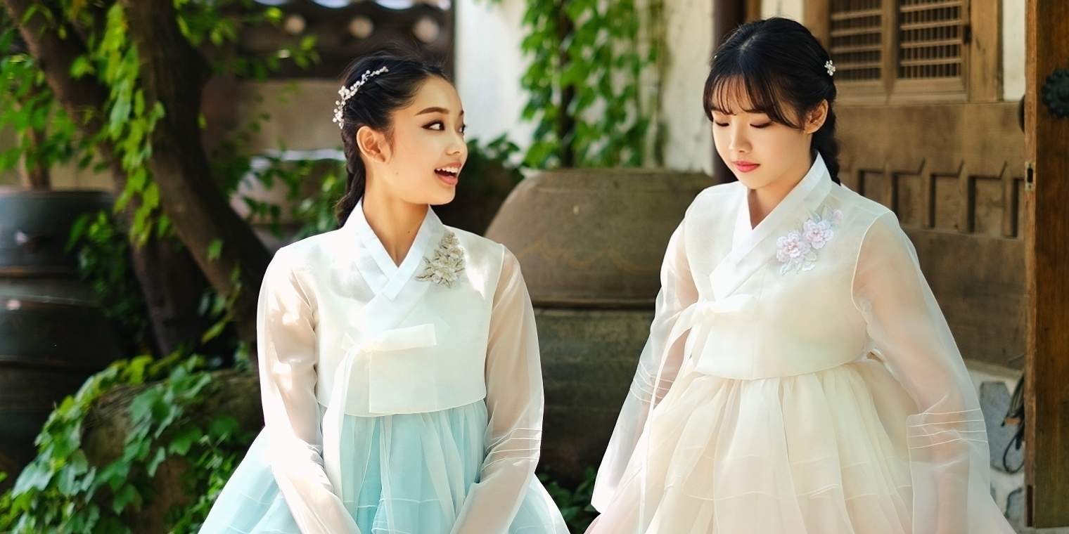 このような優雅で伝統的なシルエットと、さりげなく豪華な仕上がりの韓服は、プレミアム韓服に分類されます。