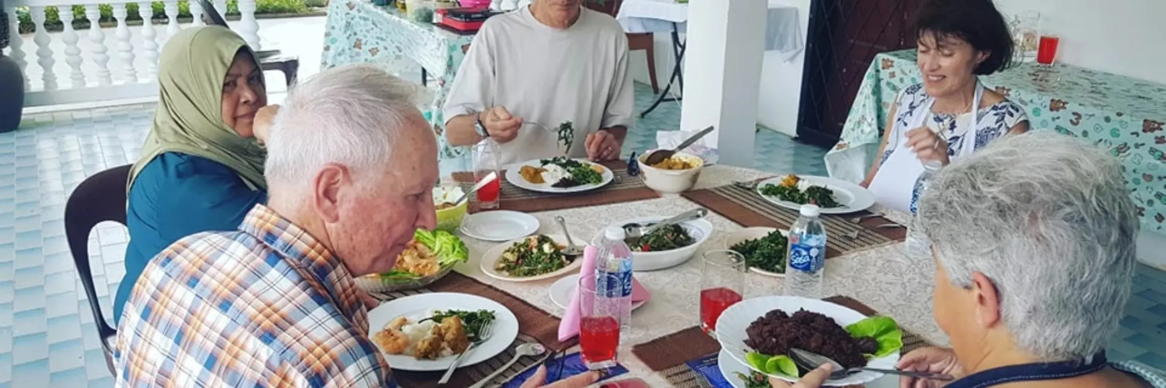 来宾们享用共同准备的午餐。