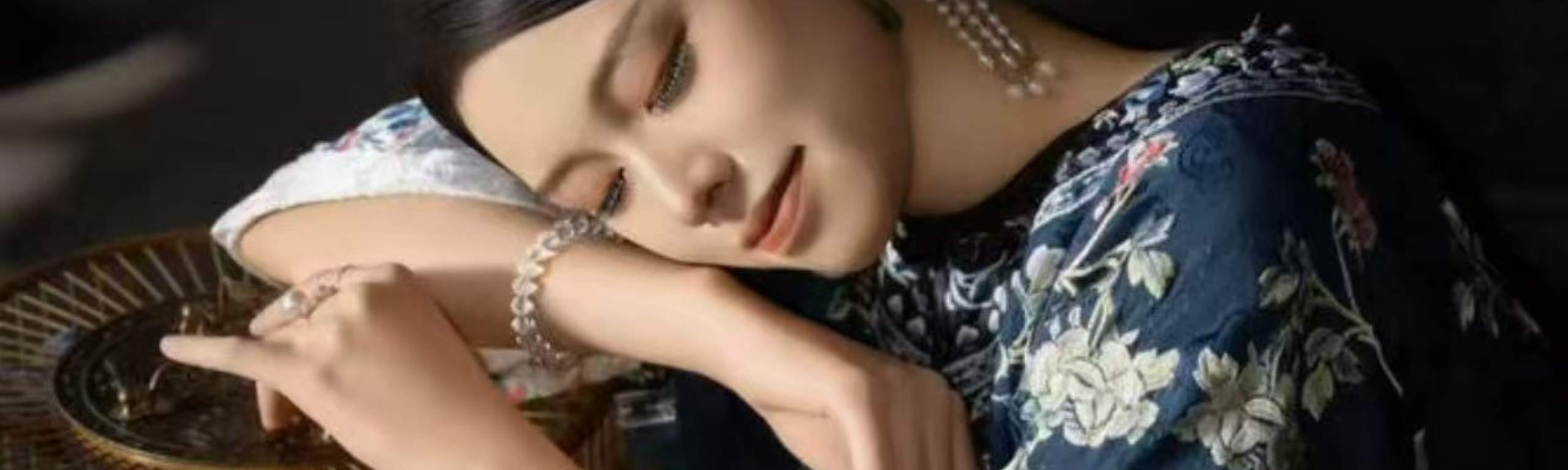 Permítete encontrar otra versión elegante de ti mismo en un escenario, con la protección de un equipo profesional.