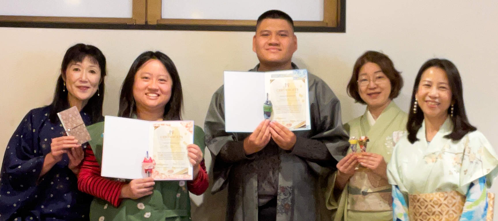 Tandatangani sijil anda dengan pen mata bola dalam penutup anak patung washi yang anda buat sendiri. 