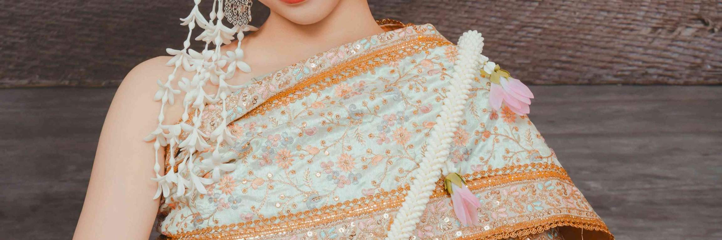 Foto studio dengan busana Thai, hasilkan foto yang memukau