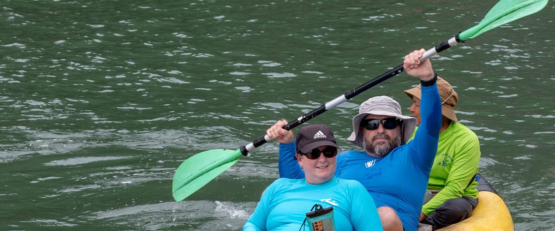 在宏島體驗皮划艇。