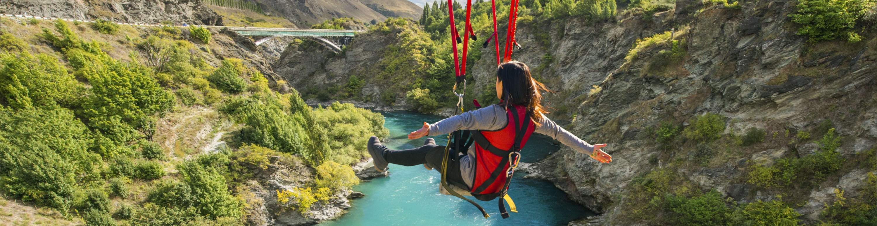 mujer disfrutando de kawarau zipride