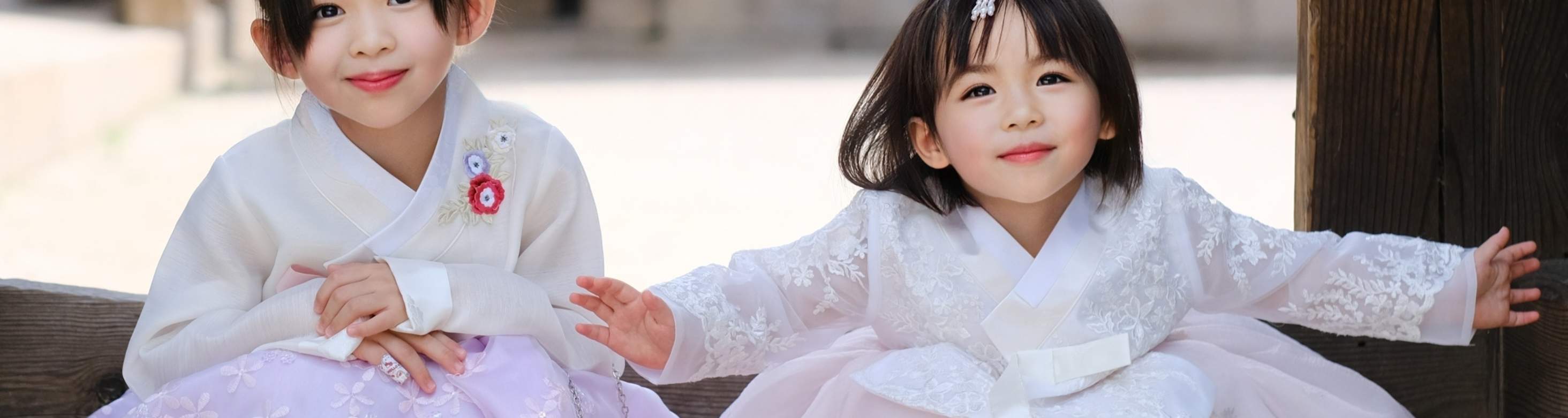 お子さま用韓服コレクションは1歳のお子さま用サイズからご用意しております。お子さま用韓服は、ラグジュアリー韓服カテゴリーからお選びください。