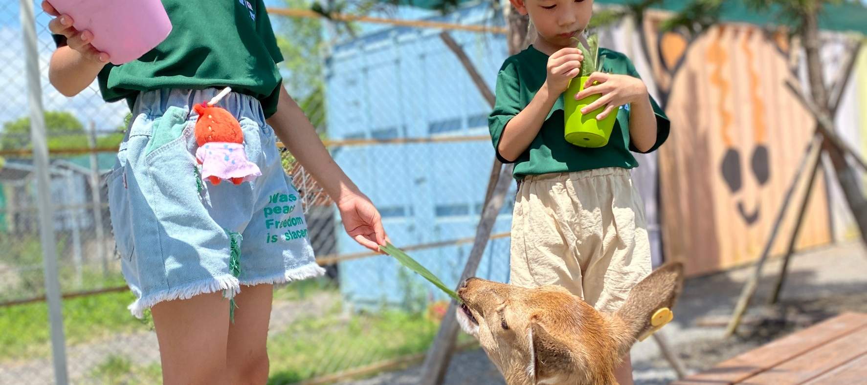 Юный смотритель - Смотритель накрывает на стол