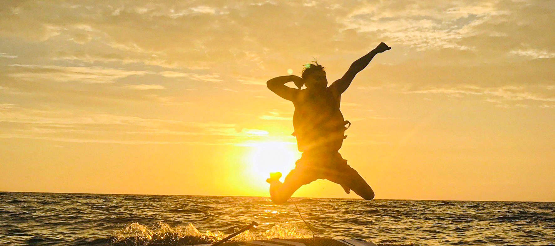 夕焼けの残光が海一面に降り注ぎ、美しい夕日を体験。SUPボードやカヌーを漕ぎながら、自然が与えてくれた天然の美しい景色をじっくりと体験してください。