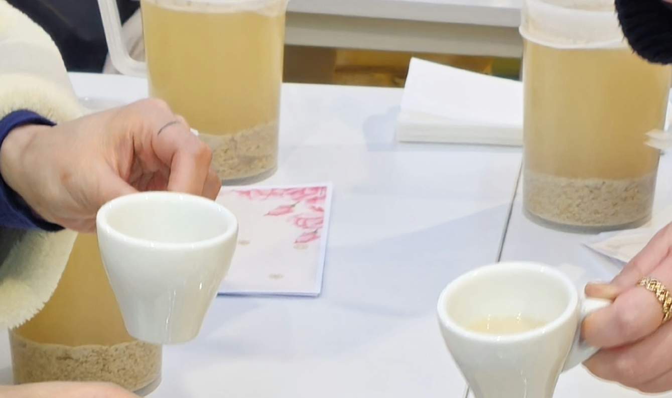 マッコリを味わう