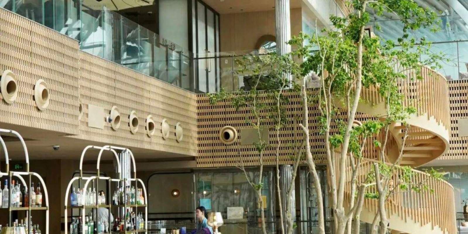 El té de la tarde se encuentra en el piso 42 del InterContinental Chongqing Raffles City. Puede ingresar al nivel LG de Raffles City y luego tomar el ascensor hasta el Crystal Sky Bridge en el piso C1, y luego dirigirse al restaurante para llegar.