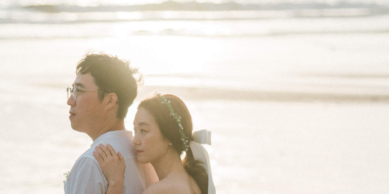 coppia che scatta una foto con il tramonto sullo sfondo