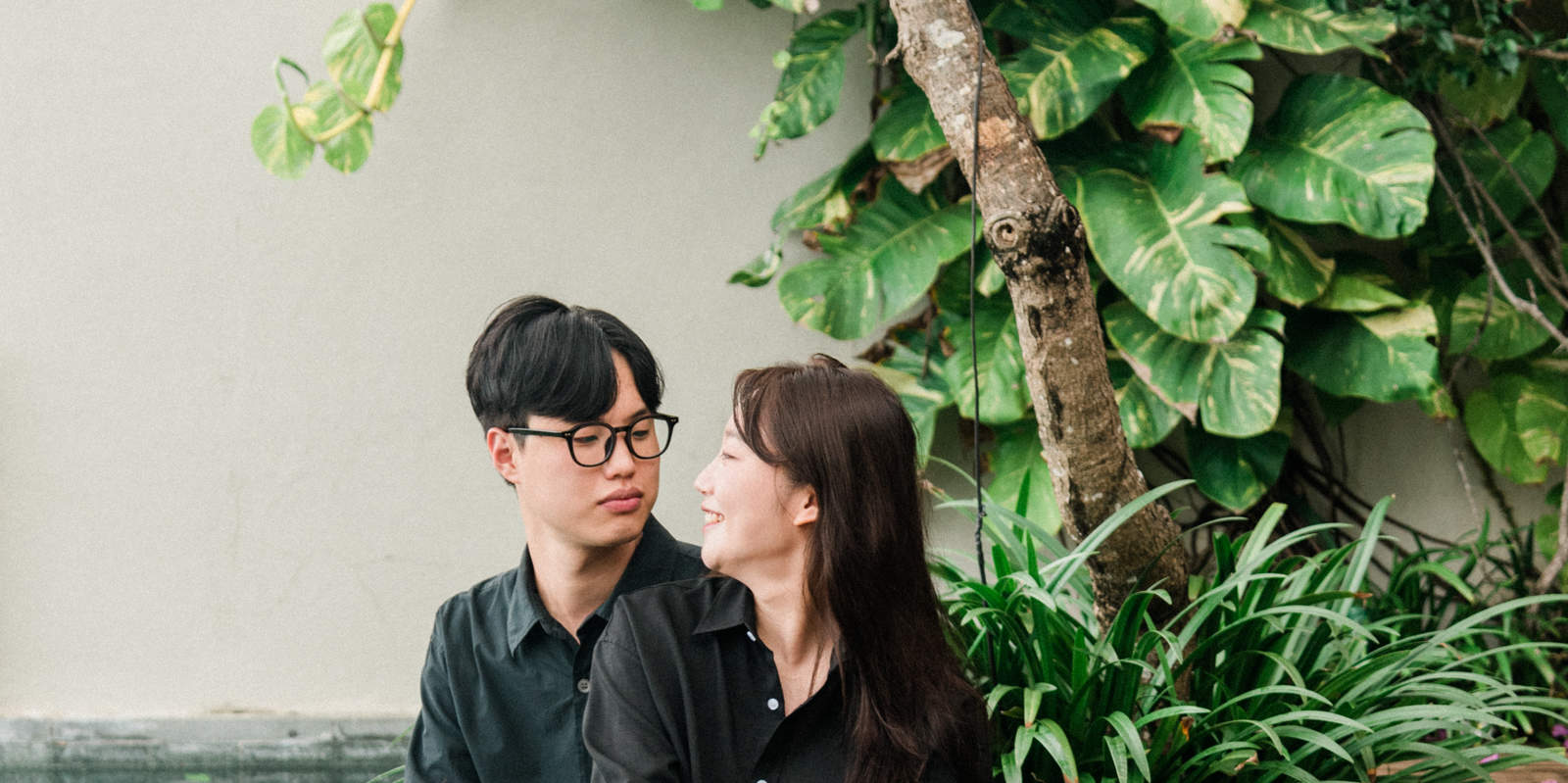 คู่รักนั่งริมสระว่ายน้ำ