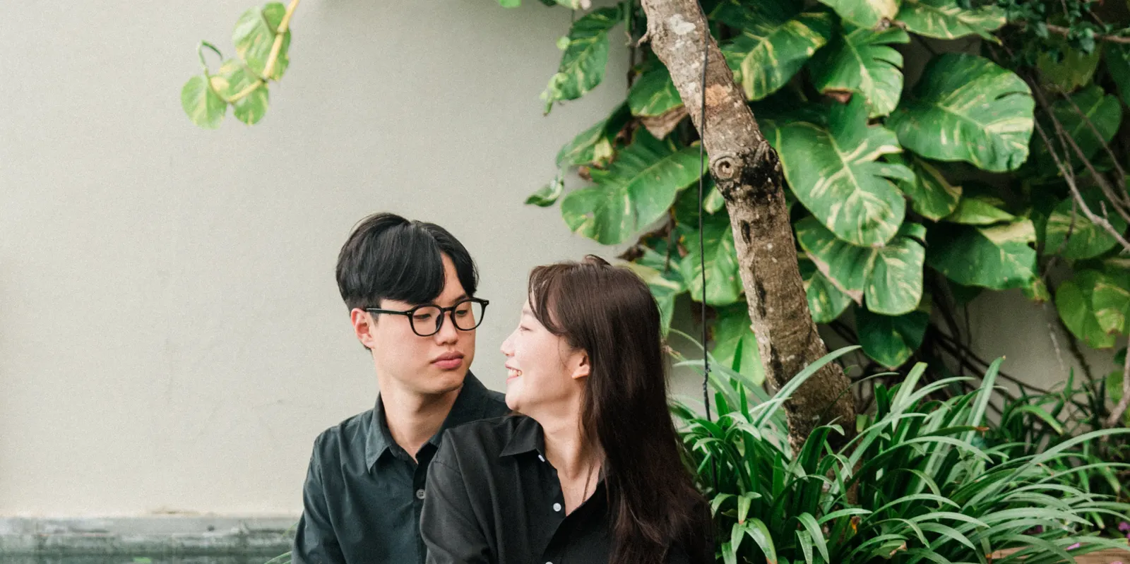 坐在泳池边的情侣