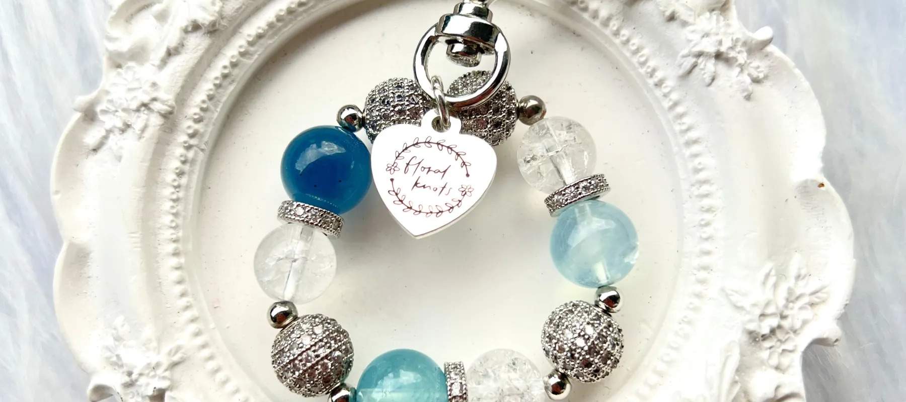 Laboratorio di accessori con pietre preziose di Floral Knots