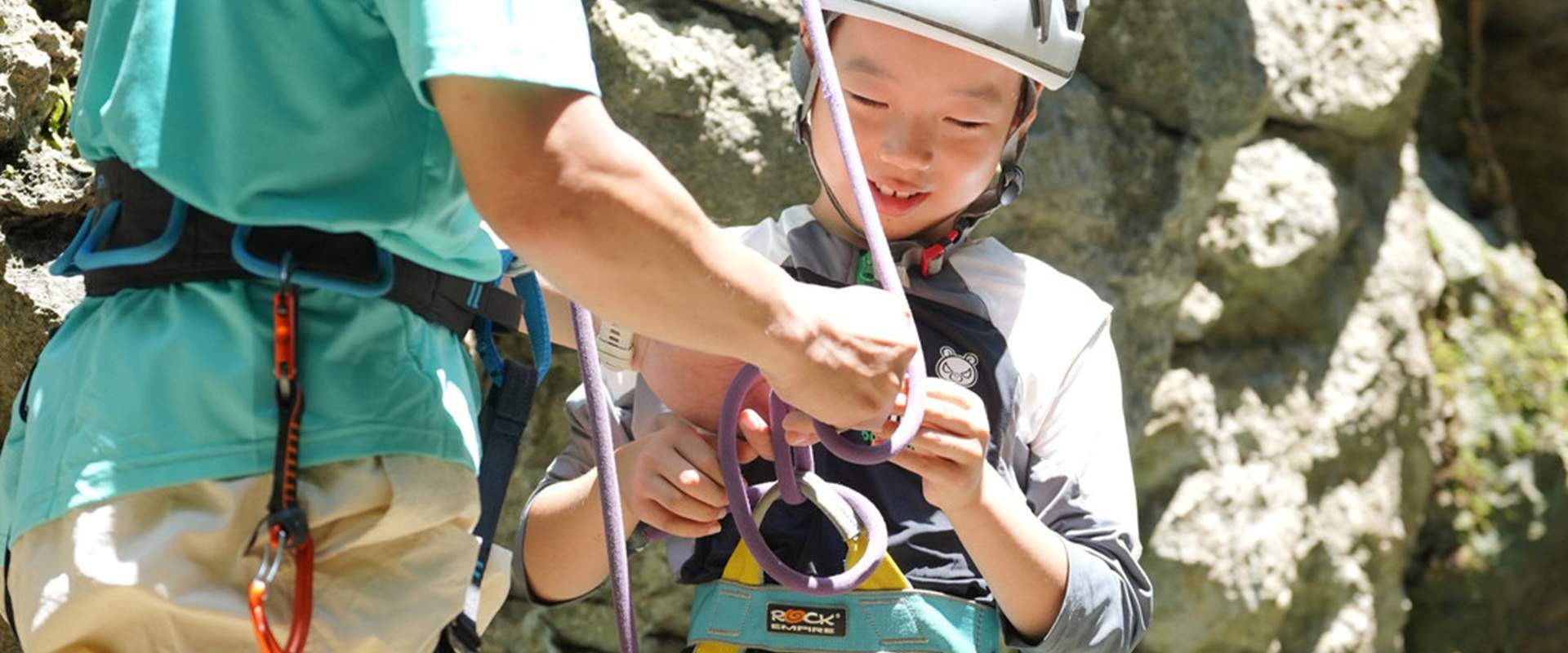 业教练会提供安全带、头盔、攀岩鞋等装备，讲解安全规则、抓握姿势、坠落保护等基础技能，确保掌握核心动作后再开始攀爬