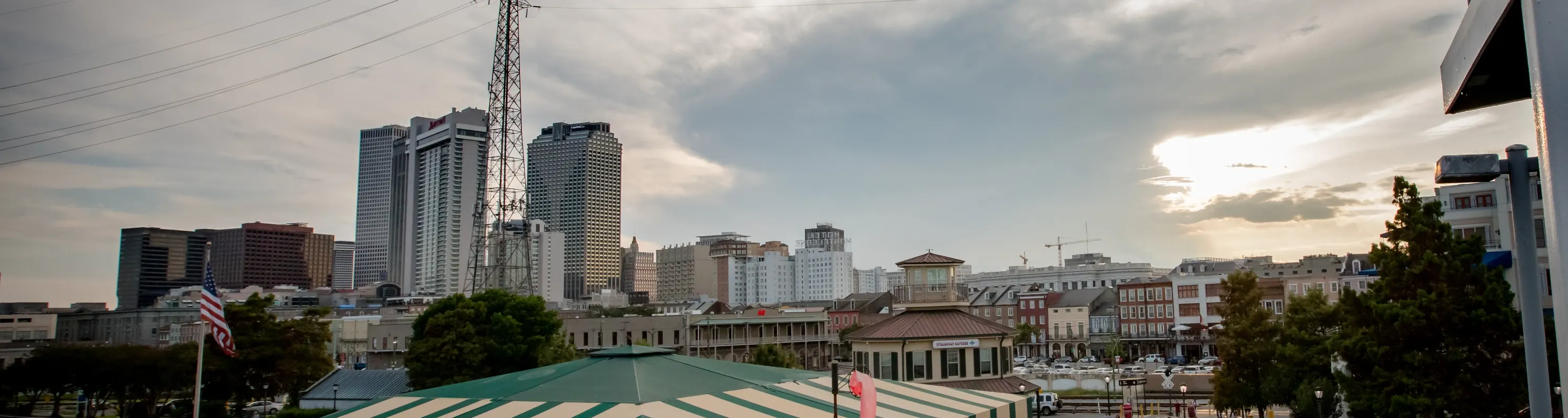 沉浸在城市天际线和风景如画的全景中
