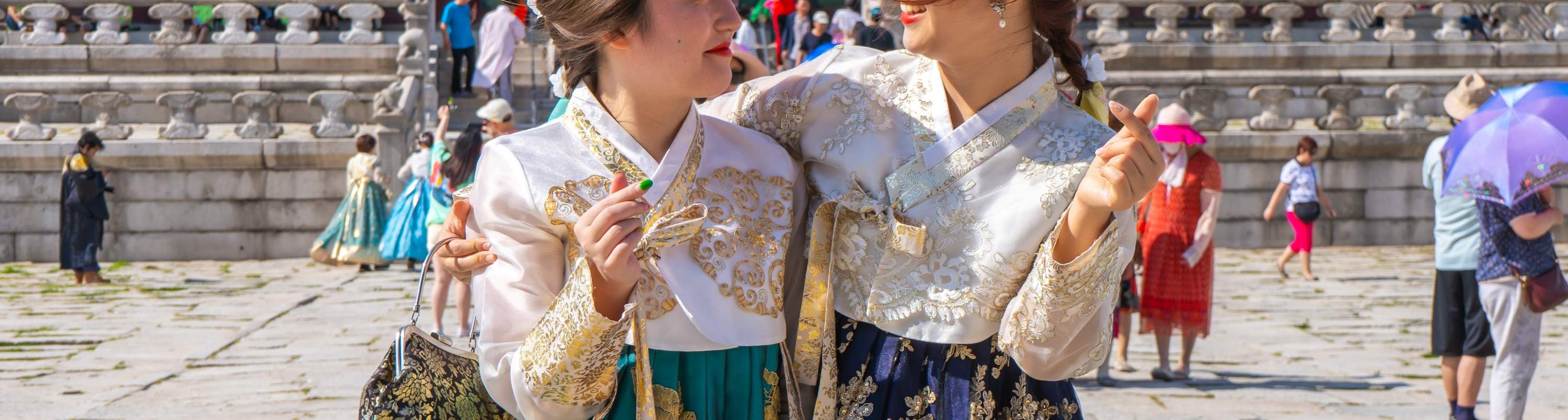 sonriendo en el palacio coreano