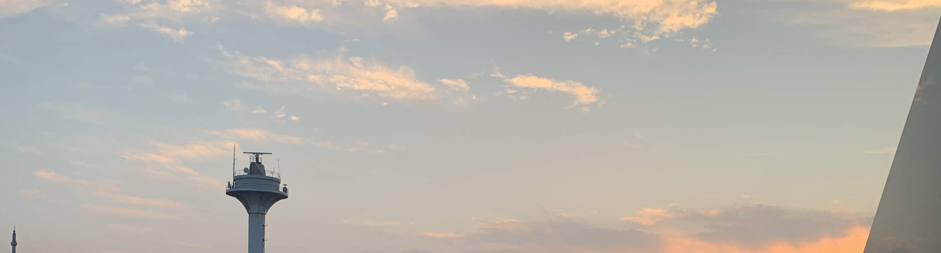 Crociera al tramonto in yacht: vino, musica, snack e curiosità