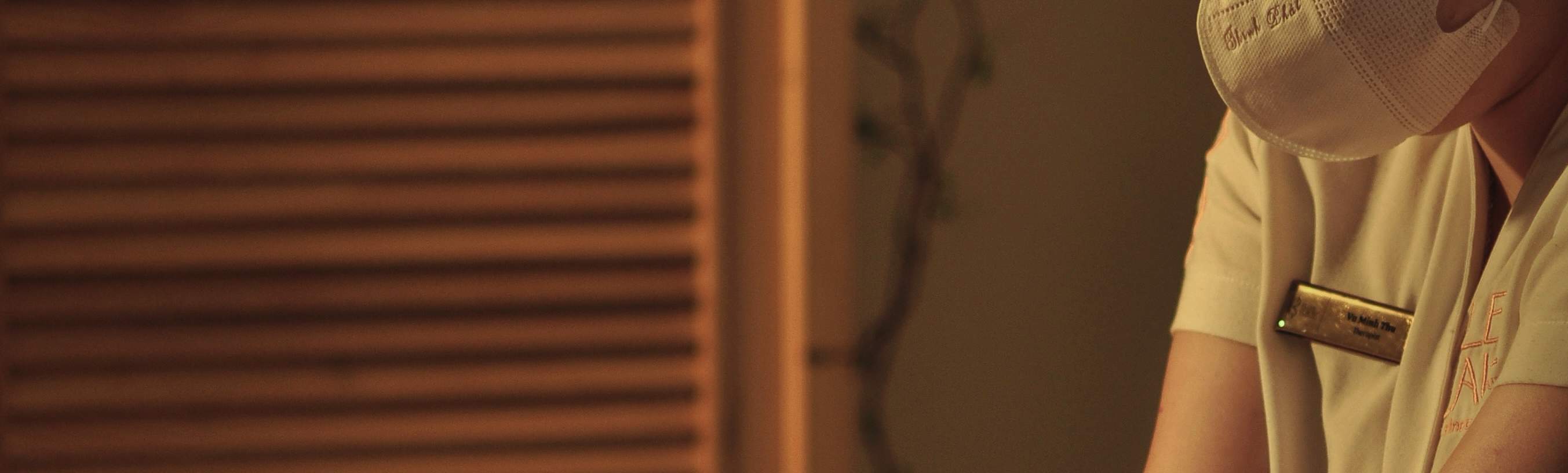 Notre massage aux tapis d'herbes de 90 minutes combine des techniques expertes avec un tapis unique infusé aux herbes pour soulager les tensions musculaires. Cette thérapie vietnamienne traditionnelle offre une relaxation profonde et un rajeunissement com