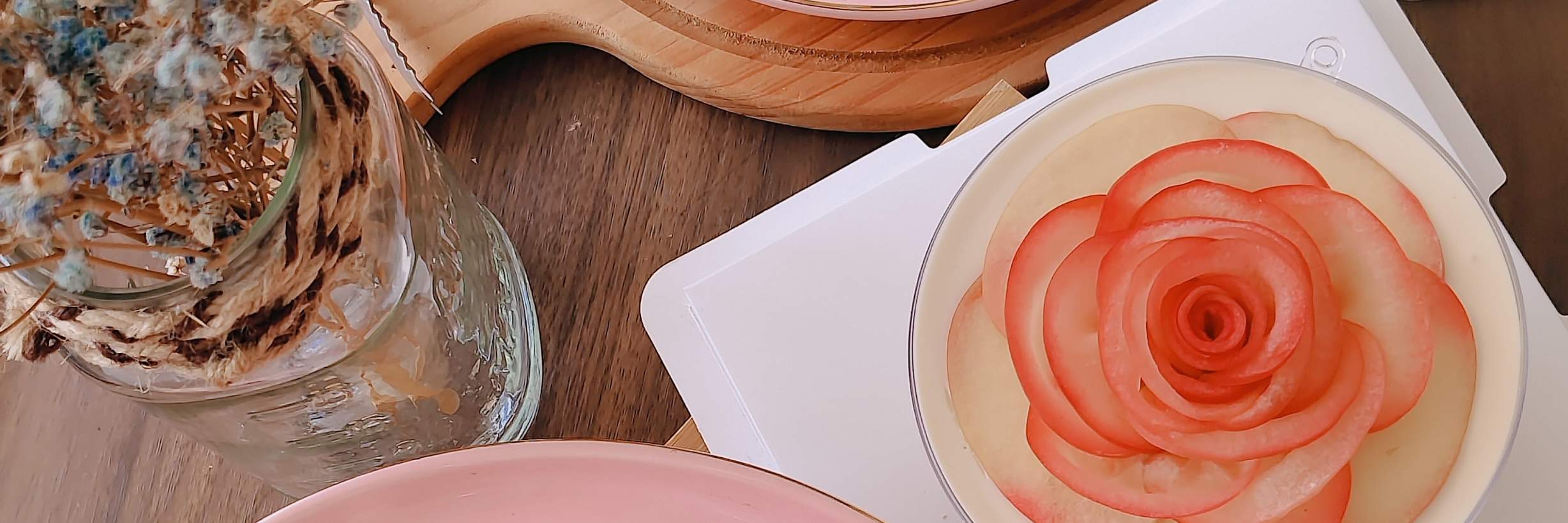 Gâteau aux pommes, rose et jaune d'œuf