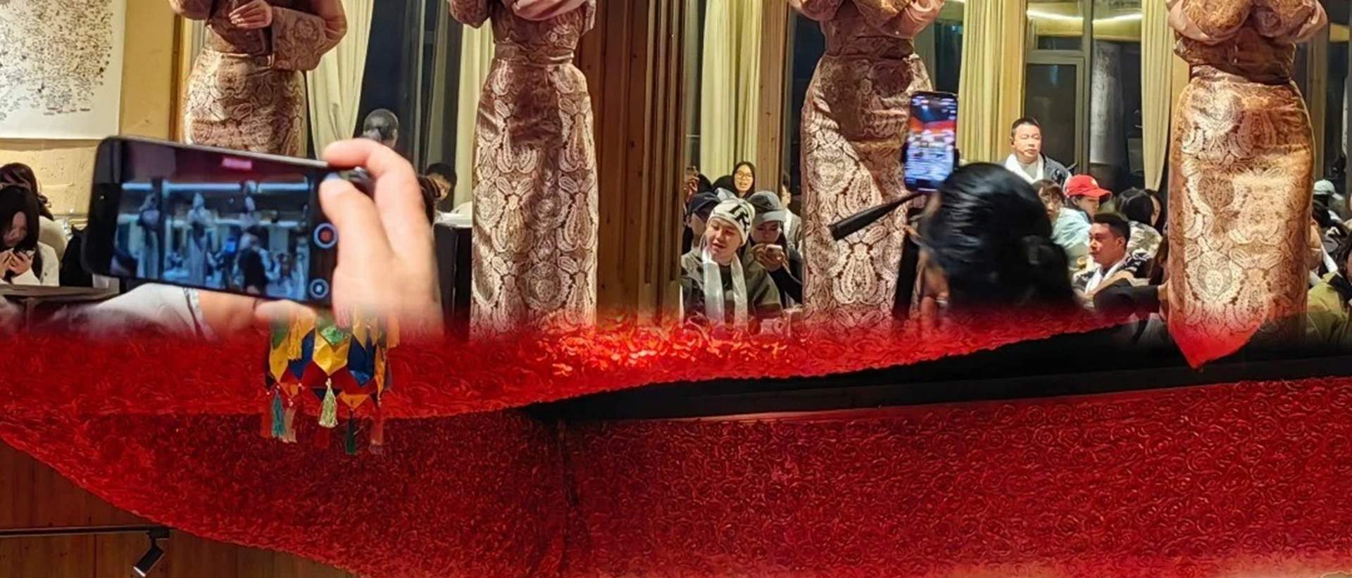 The program primarily features traditional Tibetan song and dance, including dynamic ethnic dances and local song performances with regional characteristics. Select performances also include boy band and girl band-style group performances. In addition to 