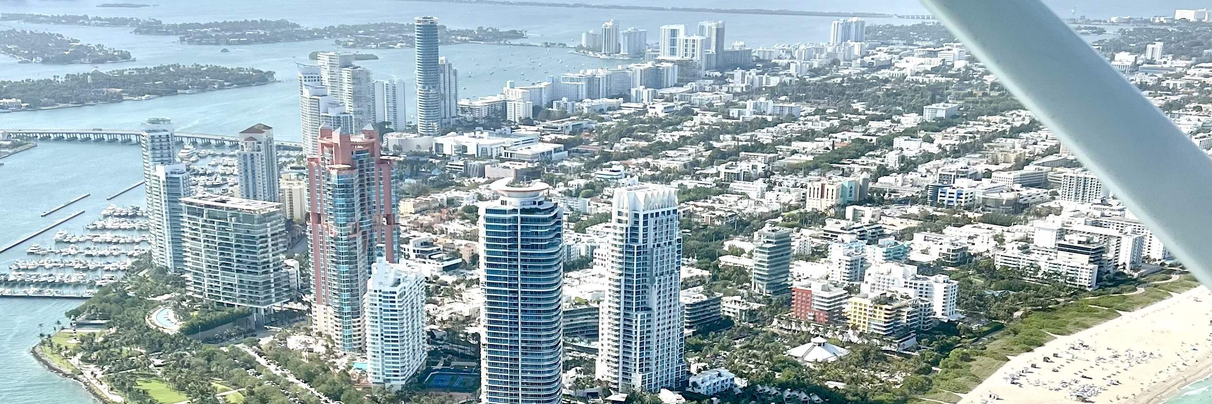 Tour privado de lujo en avión por Miami con champán