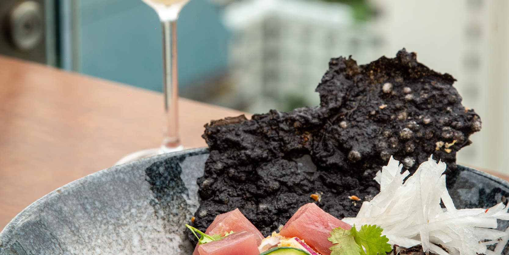 อะโบฟ อีเลฟเว่น รูฟท็อป บาร์ แอนด์ เรสเตอรองท์