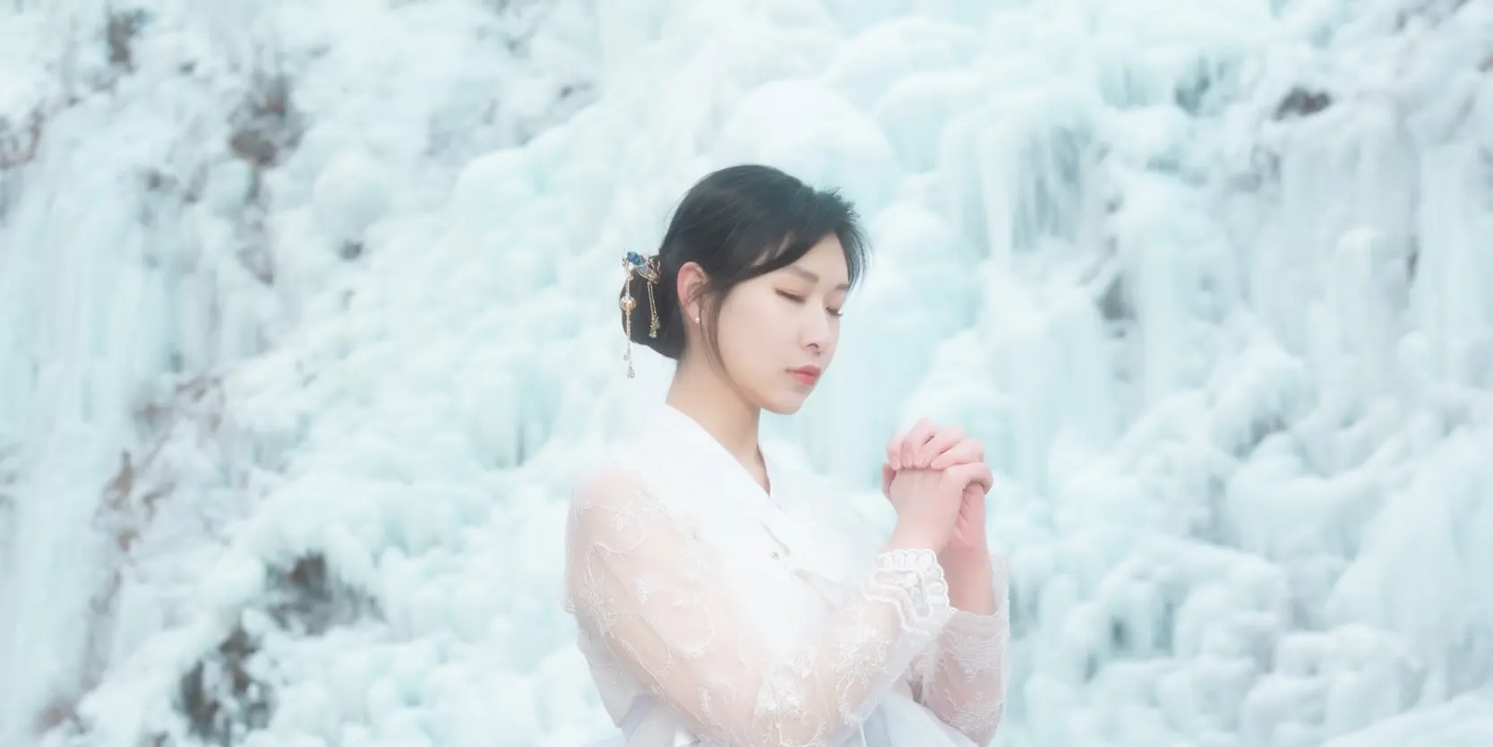 我们的高级韩服经过精心设计，体现了精致和时尚的典范，体现了奢华和尊贵的精髓