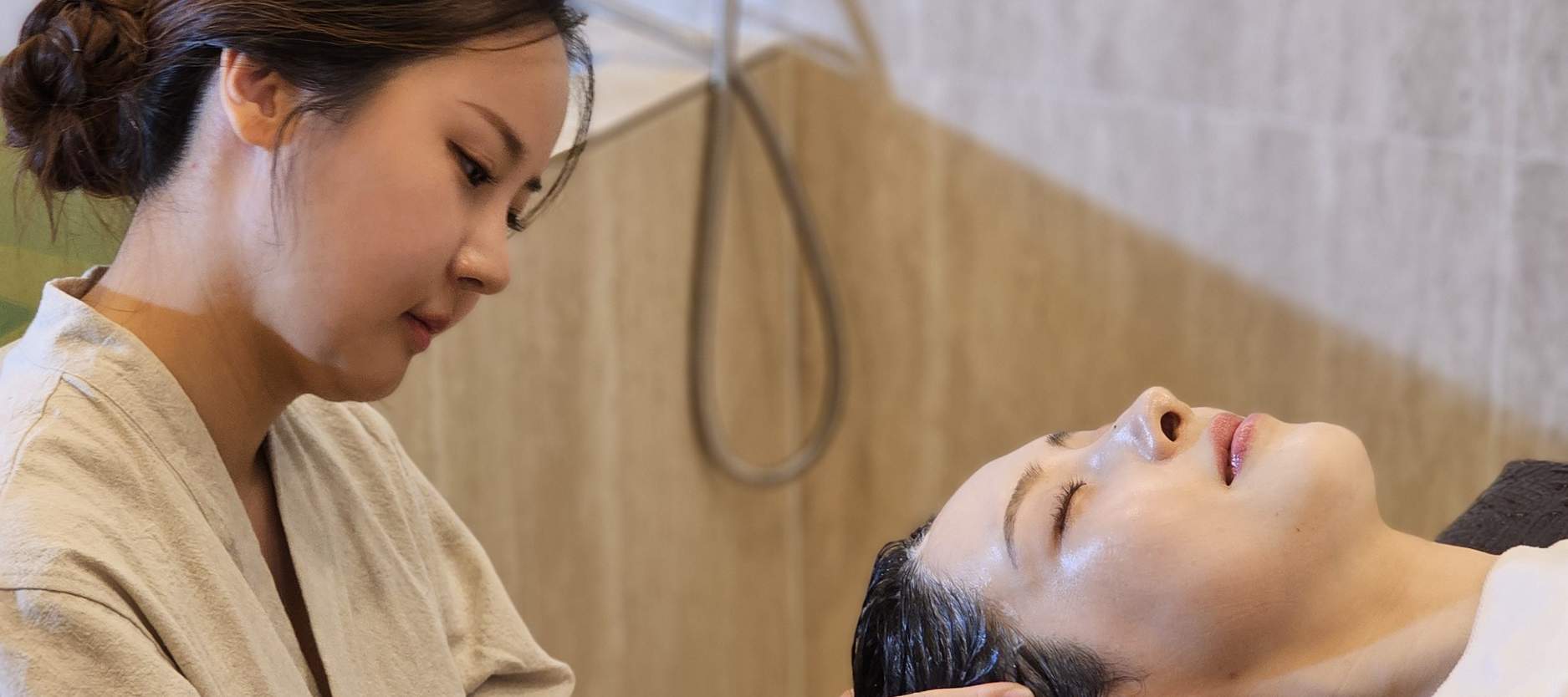 따뜻한 물로 몸의 피로를 씻어낸 후 헤드 마사지를 즐겨보세요.