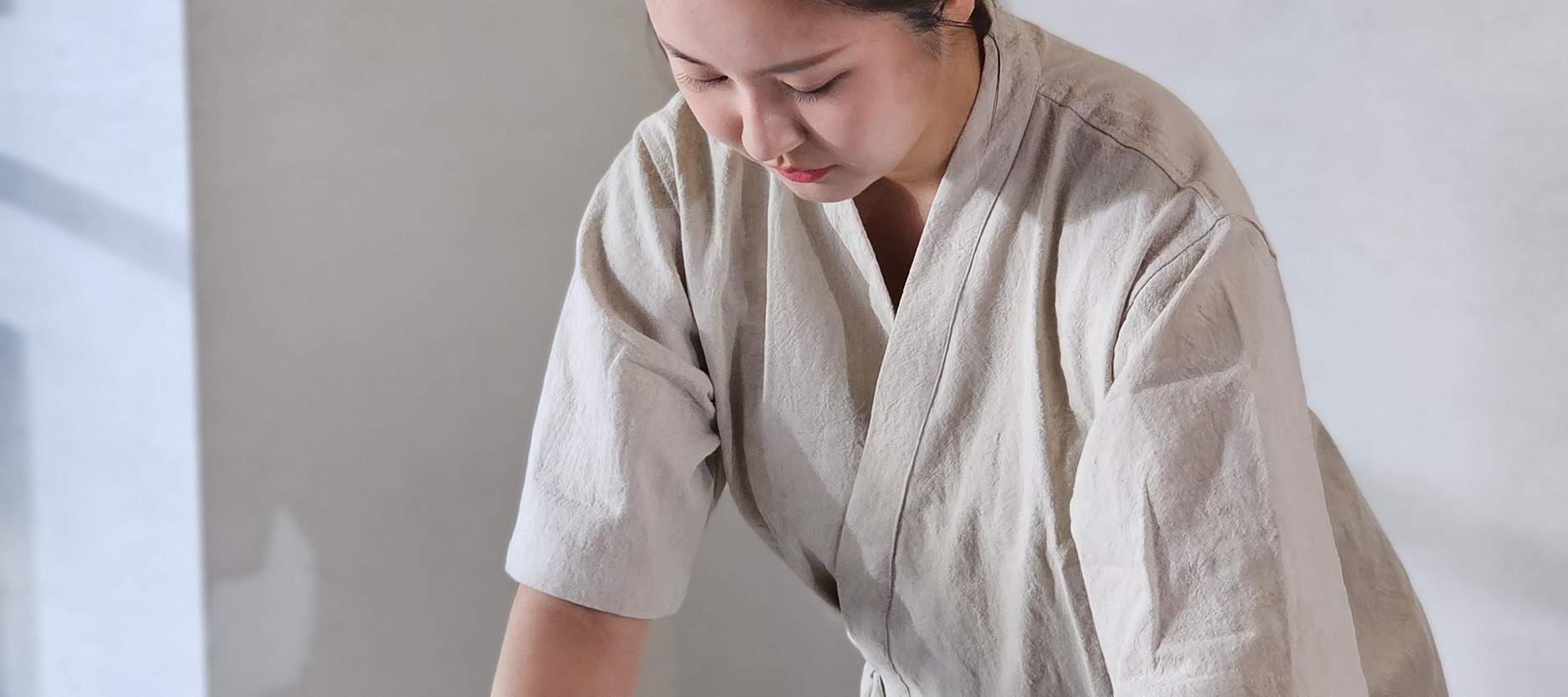 두피 위로 부드럽게 쏟아지는 빗소리와 촉촉한 감각을 만끽할 수 있는 특별한 레인 테라피를 경험해보세요.