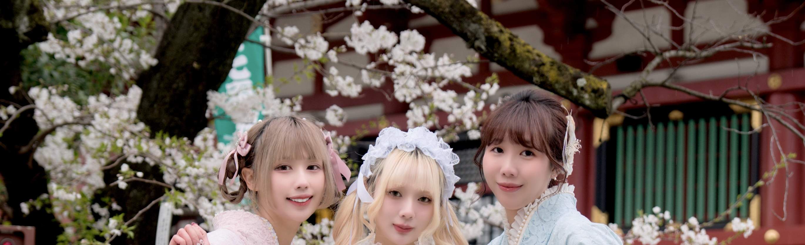 【klook独家cosplay造型】带上您喜欢的角色周边一起来浅草体验独一无二的和服造型吧！（※①和服是角色的同色系和服，和照片图示不保证一致。②手包是模特私人用品，您可以自带喜欢周边。③发饰为升级精美发型）