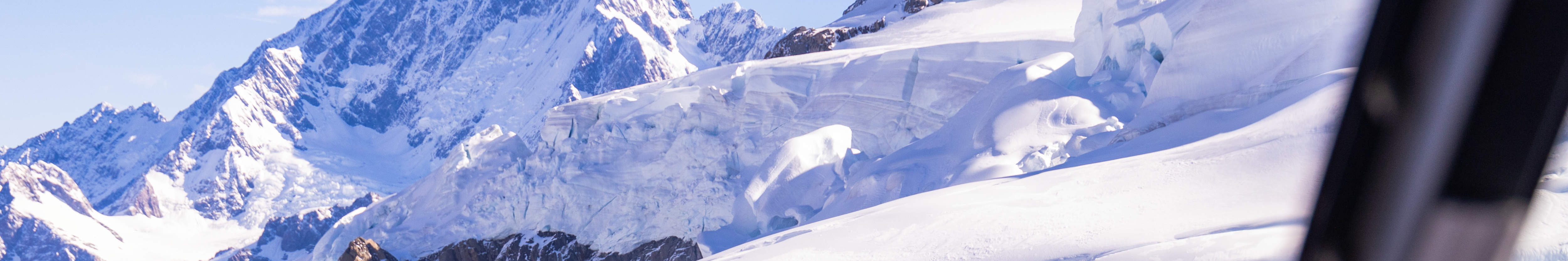 Вид на снежную вершину из вертолета