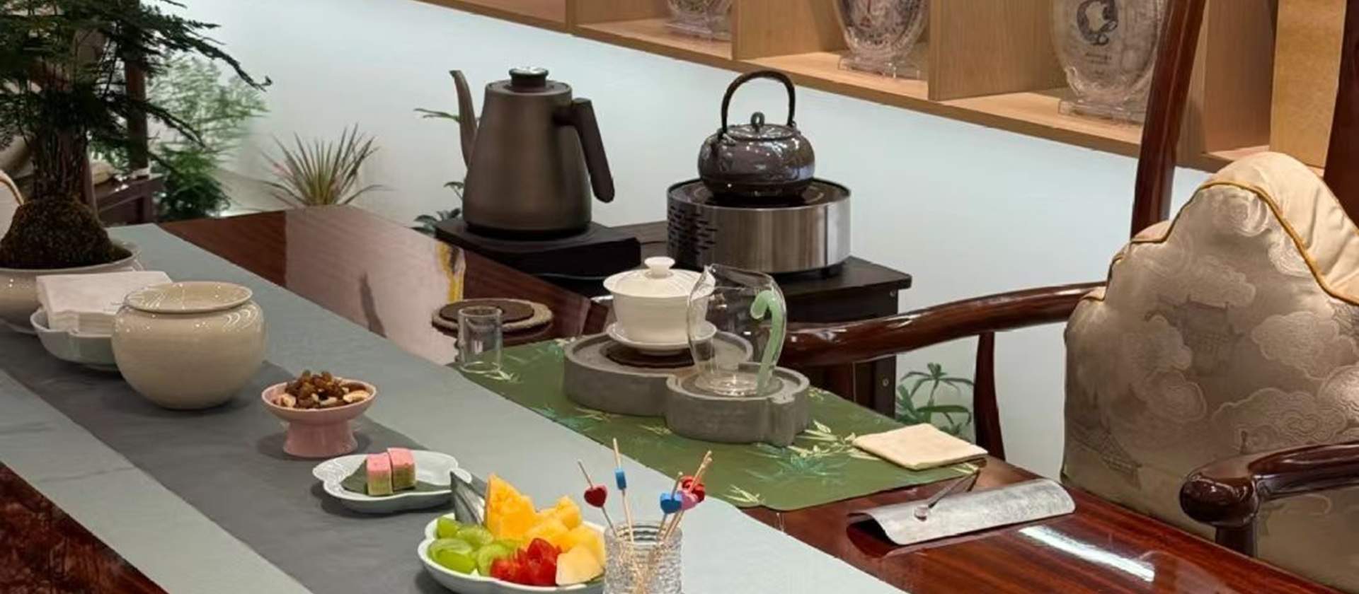 Từ sự ấm áp của một tách trà đến hương thơm mực của một bức tranh, từ kết cấu của đồ thủ công đến sự ấm áp của giao tiếp, không gian trà nghệ thuật Song sử dụng một cách tiếp cận gần gũi hàng ngày để làm cho nghệ thuật trở nên hữu hình, cảm nhận được và c