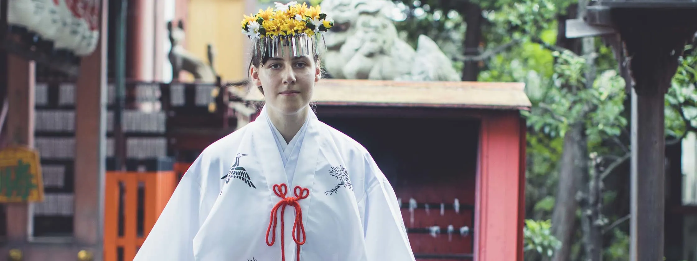 一个打扮成 Miko 的女孩