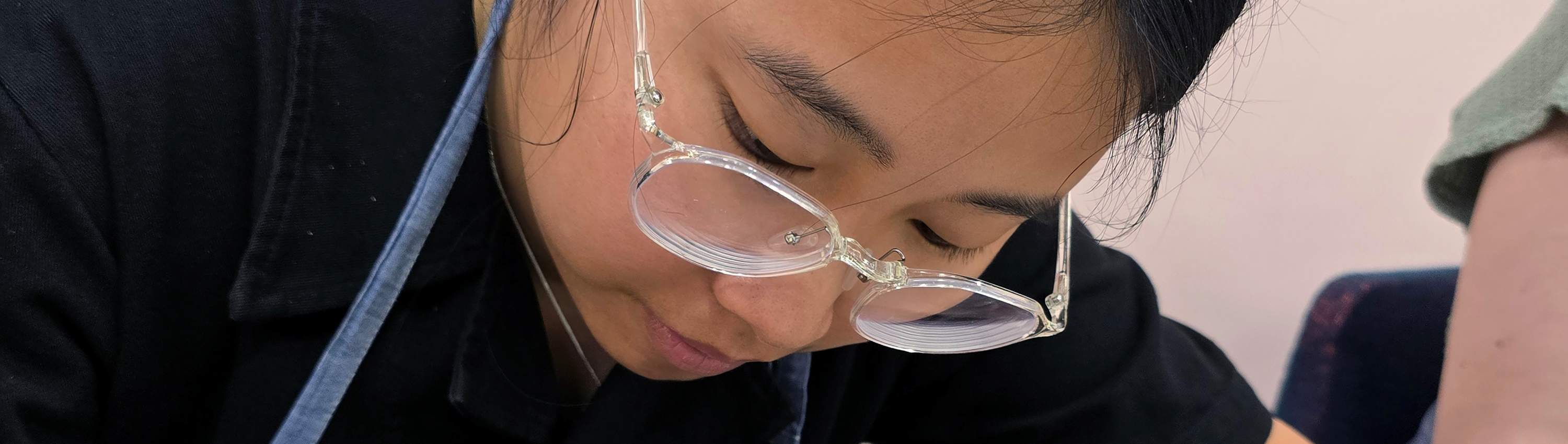 Desain dan Ukiran Hangeul: Anda akan mendesain nama Hangeul Anda dengan cara yang menonjolkan kepribadian dan gaya Anda.